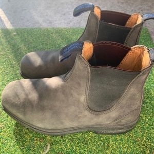 Blue-grey chisel toe Blundstones